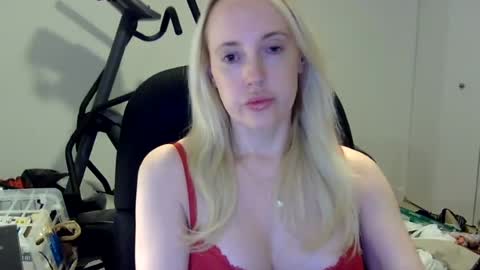 officialhelenxo online show from August 16, 1:53 am