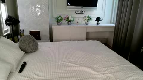Lily online show from August 11, 1:35 pm