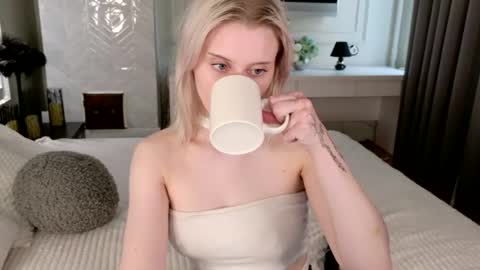 Lily online show from August 11, 2:41 pm