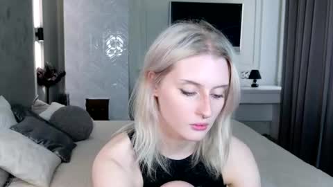 Lily online show from August 14, 3:04 pm