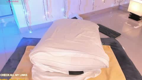 ohyesly_ online show from August 9, 1:01 pm