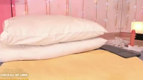 ohyesly_ online show from August 10, 1:01 pm