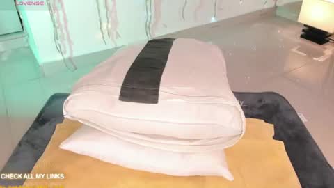 ohyesly_ online show from August 14, 4:10 pm