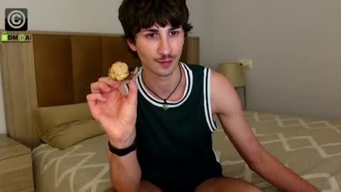 Oliver  Kaen  online show from August 6, 4:17 pm