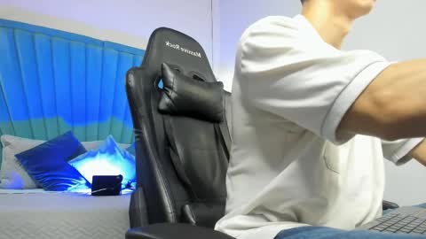oliverthompson_01 online show from April 22, 3:09 am
