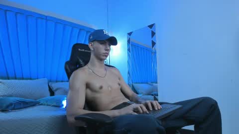 oliverthompson_01 online show from April 23, 9:02 am