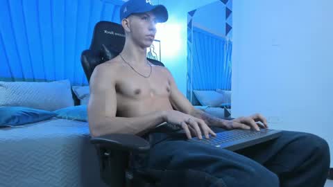 oliverthompson_01 online show from April 23, 10:08 am