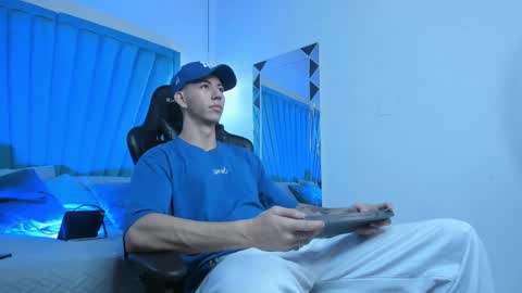 oliverthompson_01 online show from April 24, 4:16 am