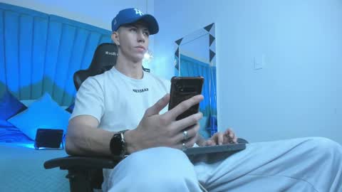 oliverthompson_01 online show from April 29, 4:26 am