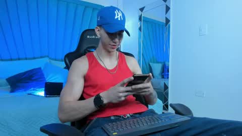 oliverthompson_01 online show from April 30, 3:31 am