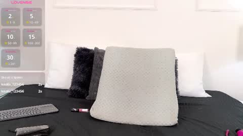 olivia_flamme online show from August 5, 2:26 pm