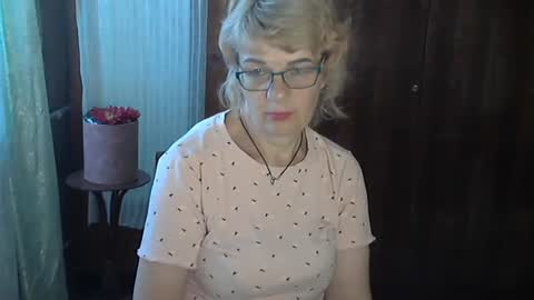 Olivia Mia online show from August 6, 9:30 am