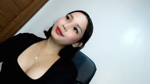 oliviahutton online show from July 30, 8:21 am