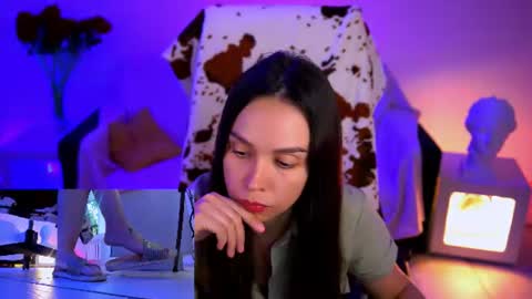 oliviaweles online show from August 13, 2:42 pm