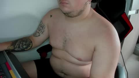 onewhiteboichub online show from May 29, 2:08 pm