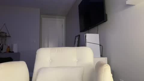 onlyjess23 online show from August 17, 2:49 am