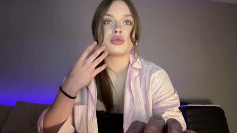 Mia online show from April 16, 9:43 pm