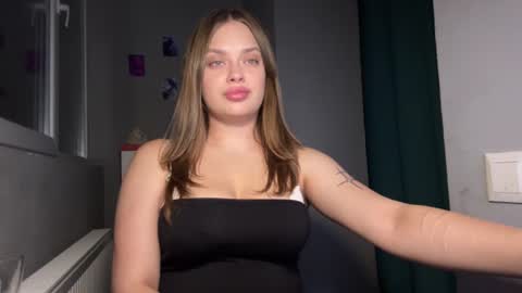 Mia online show from July 12, 10:05 pm