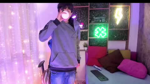alex online show from August 6, 3:27 am