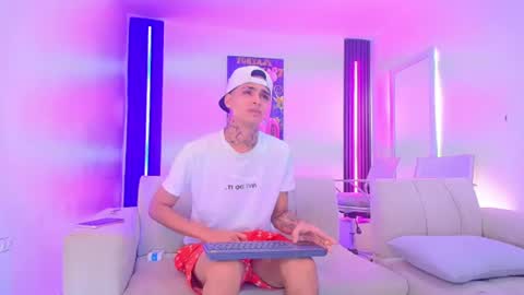 ozuna_hot_ online show from August 16, 11:58 am