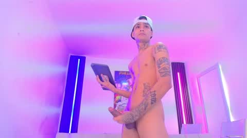 ozuna_hot_ online show from August 16, 1:04 pm