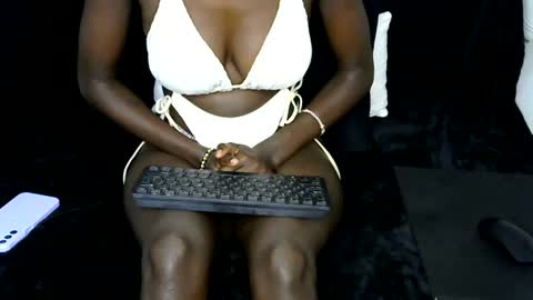 Evvie online show from August 2, 3:02 am