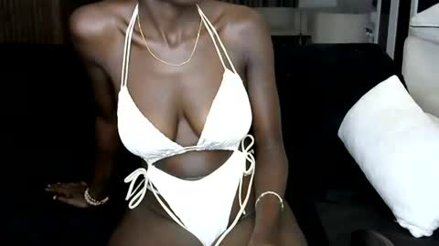 Evvie online show from August 3, 1:23 am