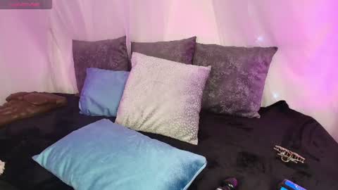 pau_star_ online show from August 6, 8:08 pm