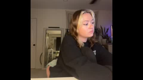 peachesncreampiezz online show from July 12, 2:40 am