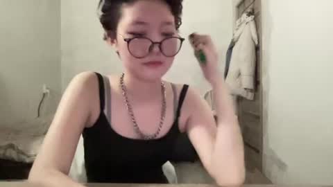 Mia online show from August 3, 1:40 pm