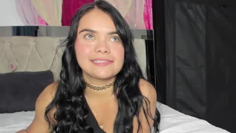 Perla Thompson online show from August 3, 9:33 pm