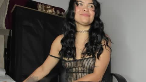 Perla Thompson online show from August 6, 1:37 am