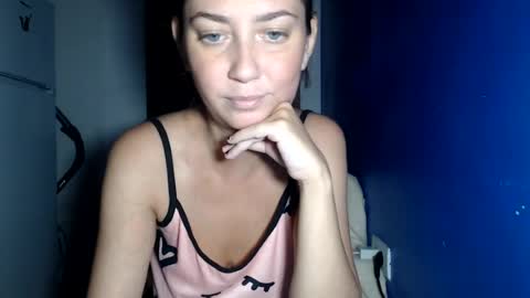 petite_danielle online show from August 11, 6:10 pm
