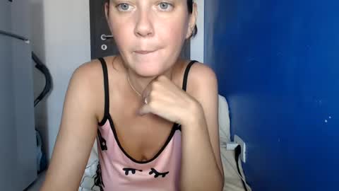 petite_danielle online show from August 12, 10:39 am