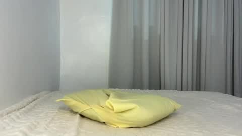 petite_kaye online show from August 5, 6:11 am