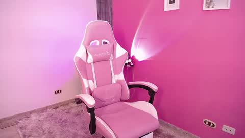petitecherry_ online show from August 5, 7:56 pm