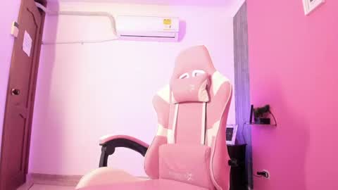 petitecherry_ online show from August 11, 3:14 pm