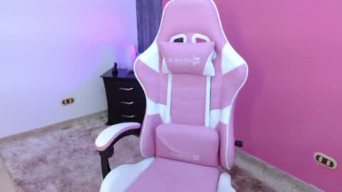 petitecherry_ online show from August 13, 4:32 pm
