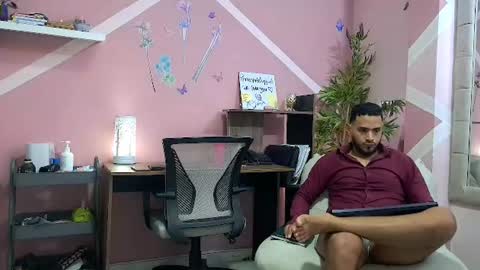 pineappleflipped online show from August 6, 3:05 am