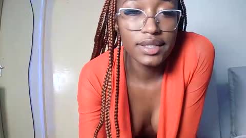 PinkyAura online show from August 8, 9:15 pm