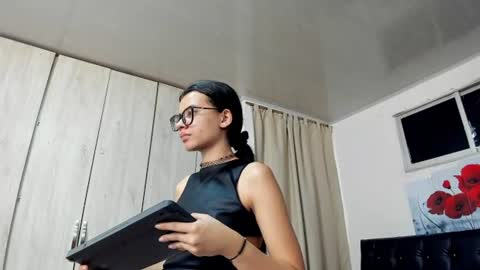 pinky_f00x online show from August 3, 9:22 pm