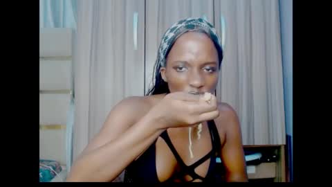 Ella online show from August 10, 9:33 am