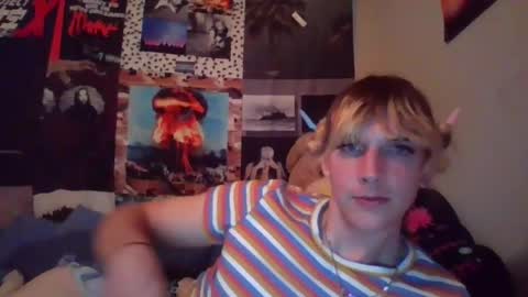 pixiedustslutt online show from August 10, 6:26 am