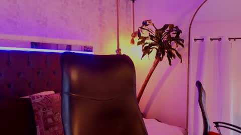 cristopher online show from August 7, 4:01 am