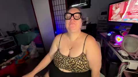 Platinum Puzzy online show from August 2, 9:00 pm
