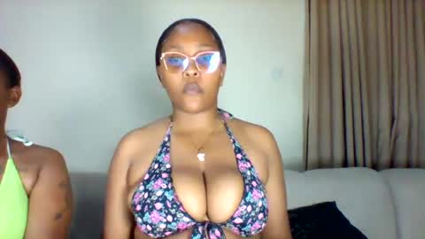 pretty_dee1 online show from August 9, 7:09 am