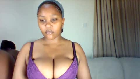 pretty_dee1 online show from August 9, 7:15 pm