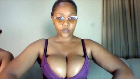 pretty_dee1 online show from August 11, 7:32 am