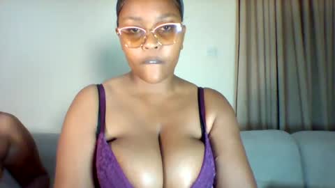 pretty_dee1 online show from August 11, 8:38 am