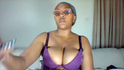 pretty_dee1 online show from August 13, 7:00 am